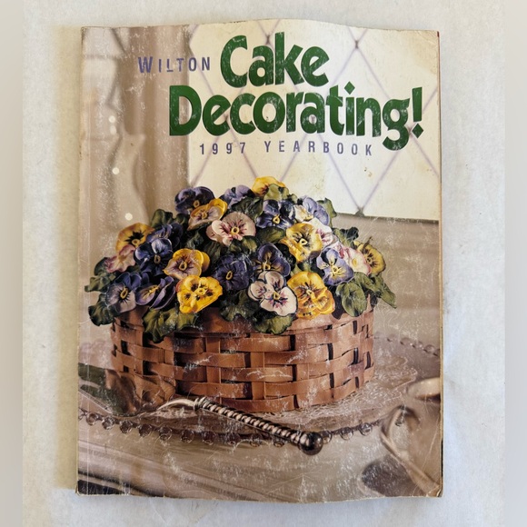 WILTON YEARBOOK Cake Decorating Collection - Picture 4 of 14